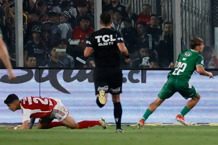 Árbitros sufrieron robo en el Estadio Monumental. | Foto: Photosport