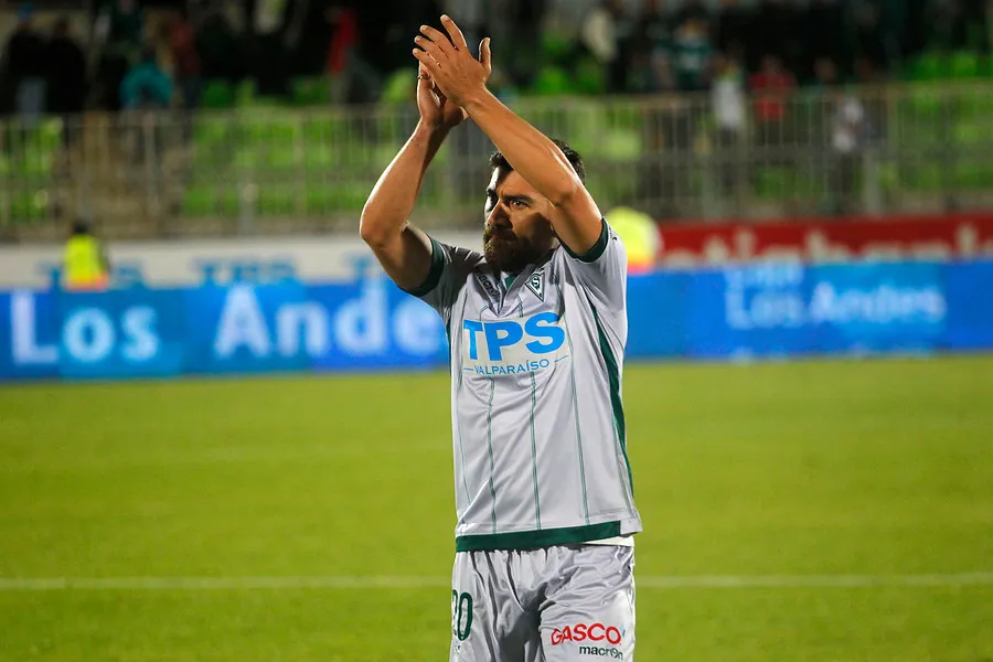 David Pizarro se la juega por Wanderers como el club de sus amores. | Foto: Photosport