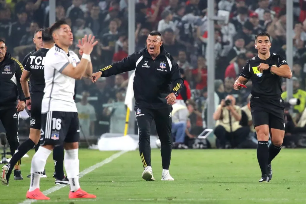 Jorge Almirón fue expulsado en el partido del Cacique ante la UC y espera el fallo del Tribunal de Disciplina para saber por cuántas fechas será castigado. (Foto: Photosport)