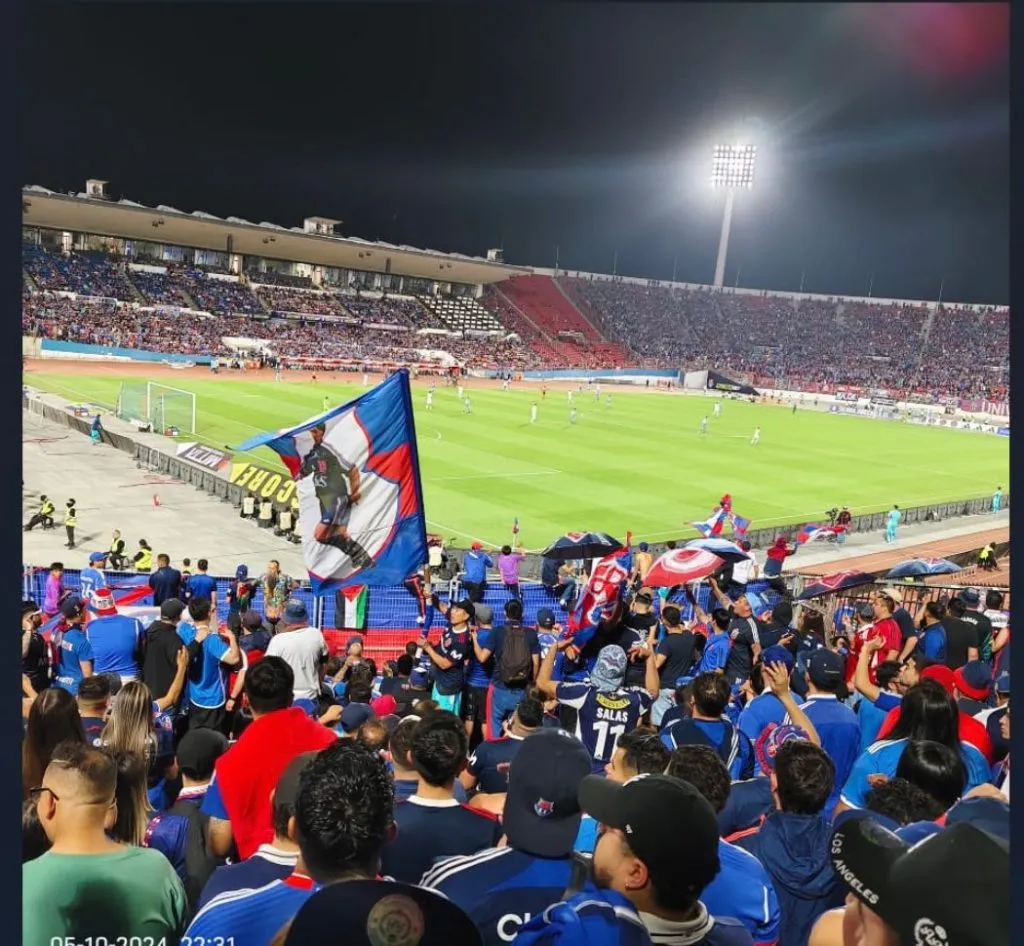 La bandera que los hinchas de la U flamean en homenaje a Leo Rodríguez