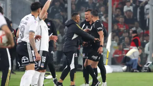 Futbol, Colo Colo vs Universidad Catolica. Fecha 24, Campeonato Nacional 2024. El entrenador de Colo Colo Jorge Almiron es fotografiado contra Universidad Catolica durante el partido de primera division disputado en el estadio Monumental en Santiago, Chile. 03/10/2024 Jonnathan Oyarzun/Photosport Football, Colo Colo vs Universidad Catolica. 24th turn, 2024 National Championship. Colo Colo's head coach Jorge Almiron is pictured against Universidad Catolica during the first division match held at the Monumental stadium in Santiago, Chile. 03/10/2024 Jonnathan Oyarzun/Photosport