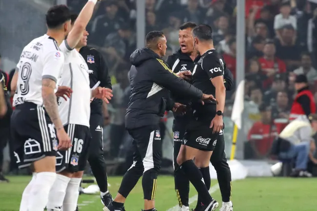 Jorge Almirón debió ser tranquilizado por su cuerpo técnico tras ser expulsado en el clásico. (Foto: Jonnathan Oyarzún/Photosport)