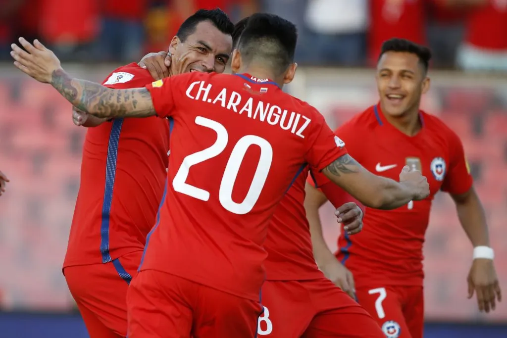 Esteban Paredes considera que Charles Aránguiz debe estar en la Selección Chilena. (Foto: Photosport)