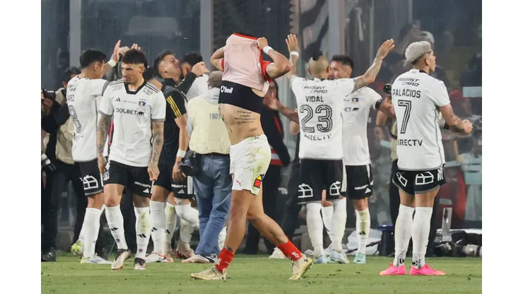 Histórico albo le toca la oreja a la U tras el triunfo de Colo Colo (Foto: Dragomir Yankovic/Photosport)