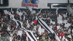 Jugador de Colo Colo apoya al equipo en la hinchada. (Foto: Photosport)