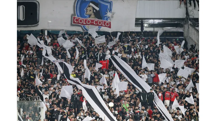 Jugador de Colo Colo apoya al equipo en la hinchada. (Foto: Photosport)