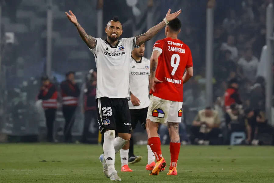 Vidal no brilló ante la UC como lo hizo ante River. | Foto: Photosport