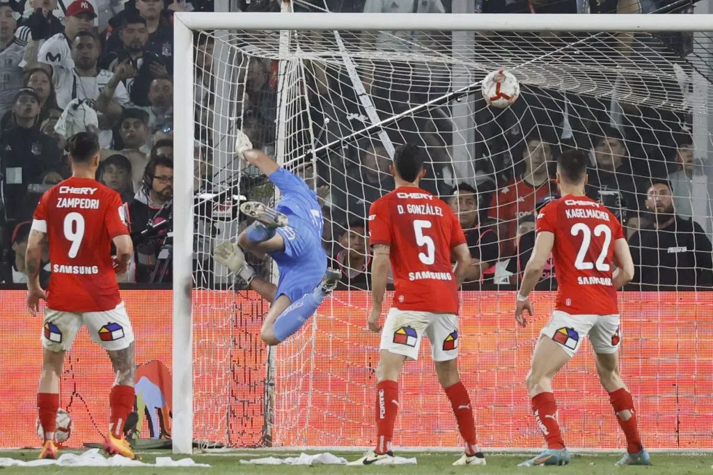 Momento exacto cuando Javier Correa vence el arco de Universidad Católica
