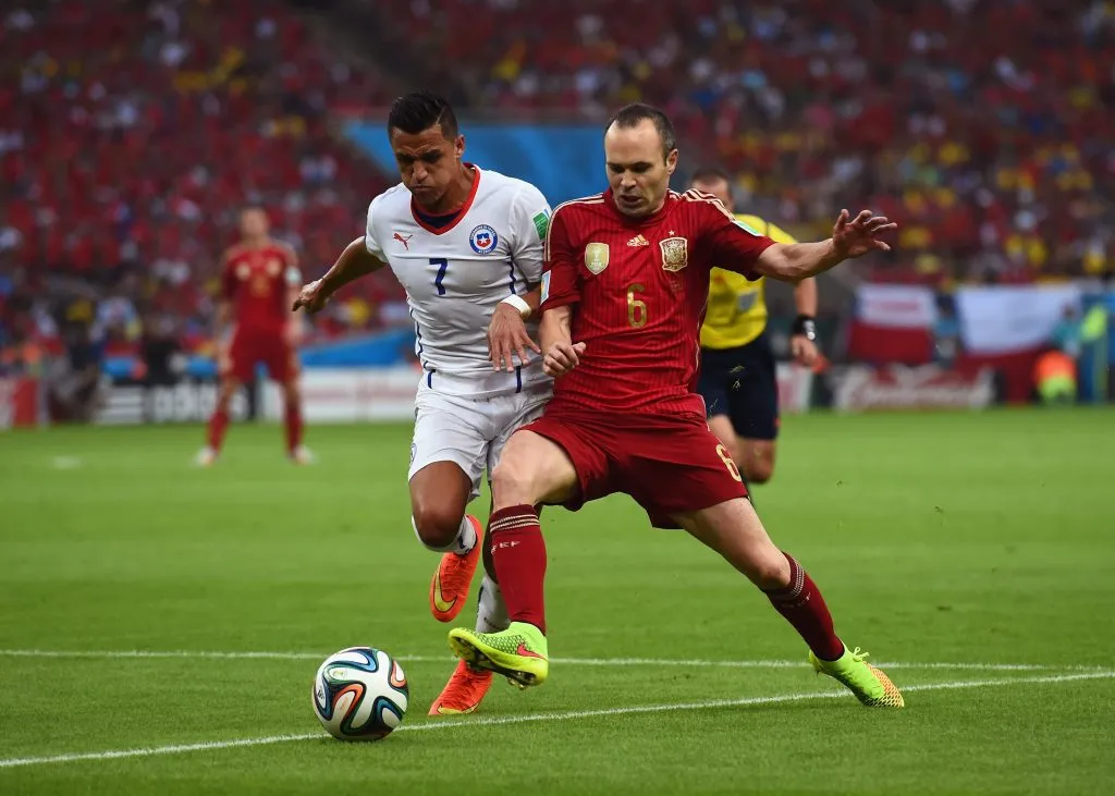 Alexis Sánchez y Andrés Iniesta, enfrentándose en un duelo de Chile vs. España, en el Mundial 2014. (Getty Images)