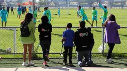 Universidad de Chile recibió una especial visita este jueves en el Centro Deportivo Azul.