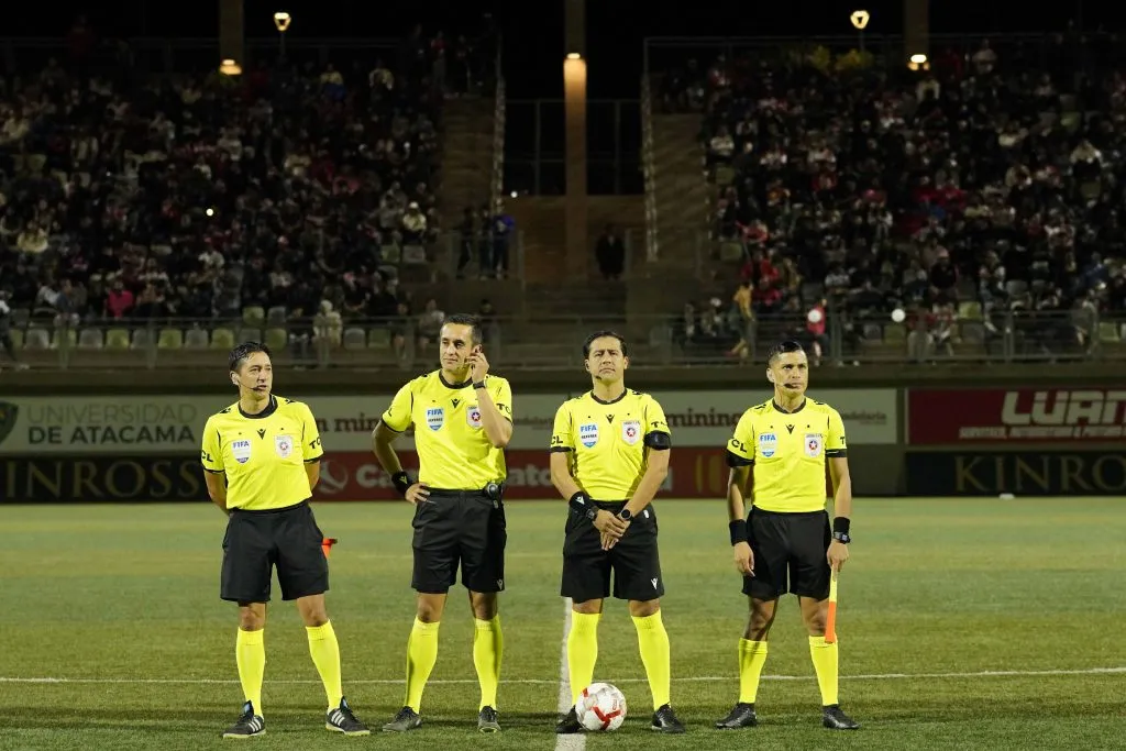 Los árbitros esperan llegar a una solución y evitar un paro de actividades que afecte al desarrollo del fútbol nacional. Foto: Alex Fuentes/Photosport