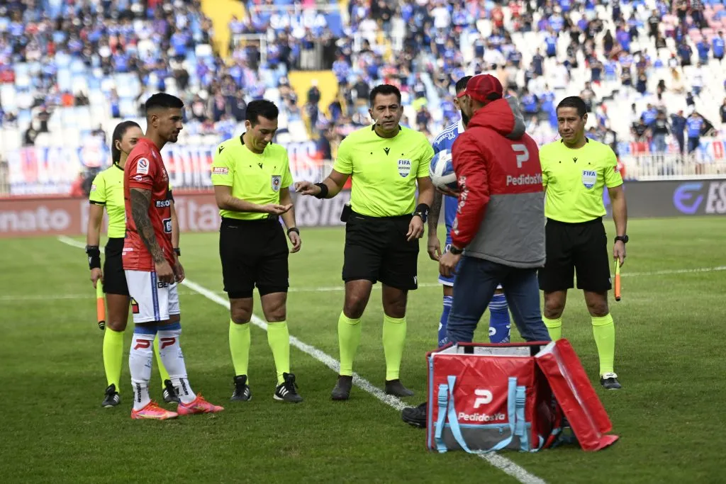 Los árbitros rechazaron la última propuesta de la ANFP en el marco de la negociación colectiva que tienen en este instante. Foto: Photosport.
