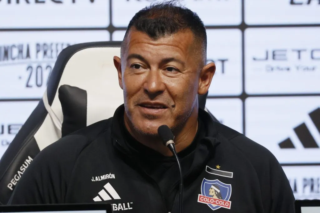 Jorge Almirón respaldó a Arturo Vidal en conferencia de prensa. (Foto: Dragomir Yankovic/Photosport)