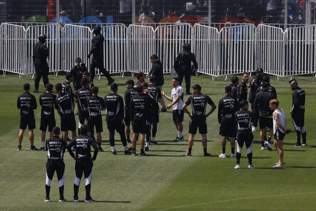 Este miércoles el plantel de Colo Colo tuvo el tradicional arengazo en el Estadio Monumental. (Foto: Dragomir Yankovic/Photosport)
