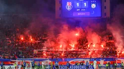 Leyenda de la UC aplaudió a la hinchada de Universidad de Chile.
