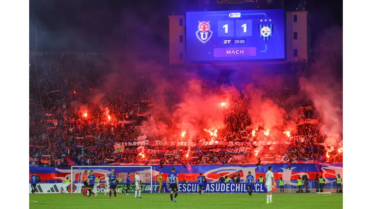 Leyenda de la UC aplaudió a la hinchada de Universidad de Chile.