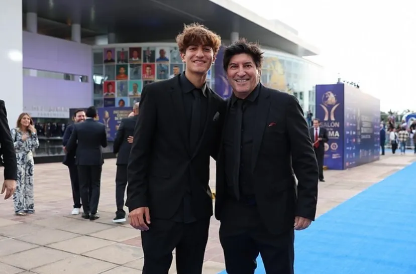 Iván Zamorano, junto a su hijo, Iván Zamorano Alberó. (Instagram)