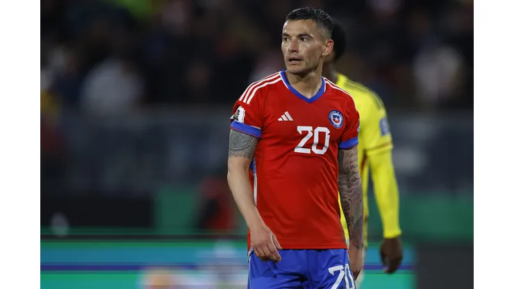 DT con fugaz paso por La Roja protege a Charles Aránguiz.