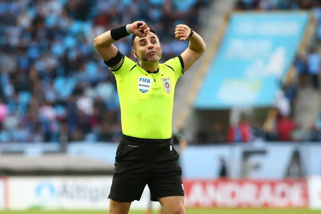 Los árbitros del fútbol chileno pueden paralizar sus actividades en la recta final del Campeonato Nacional. Foto: Photosport.