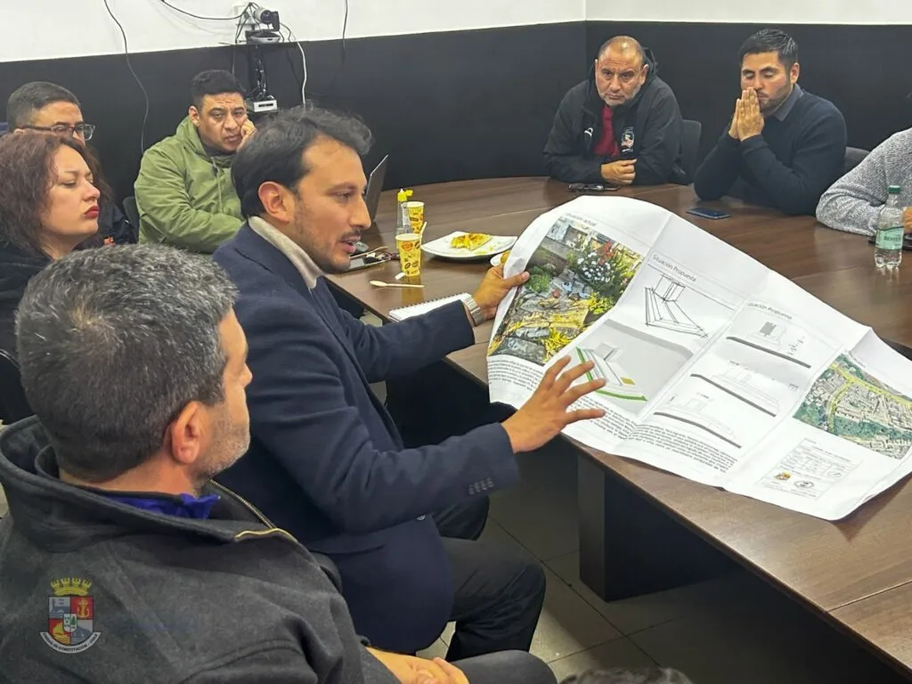 Un equipo de la Municipalidad de Constitución estuvo en el Estadio Monumental para el acuerdo de restaurar y homenajear la tumba de Juan Quiñones, uno de los miembros fundadores de Colo Colo. Foto: Municipalidad de Constitución.