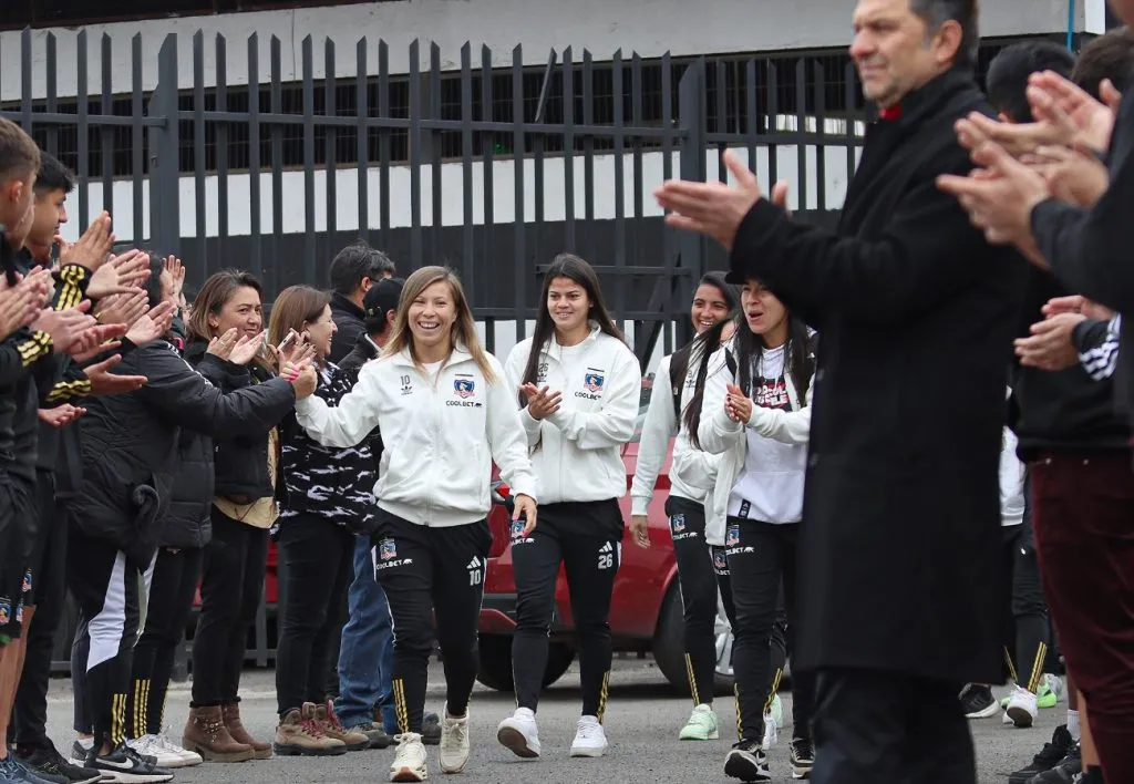Este lunes el plantel femenino de Colo Colo viajó a Paraguay. (Foto: @ColoColoFem)