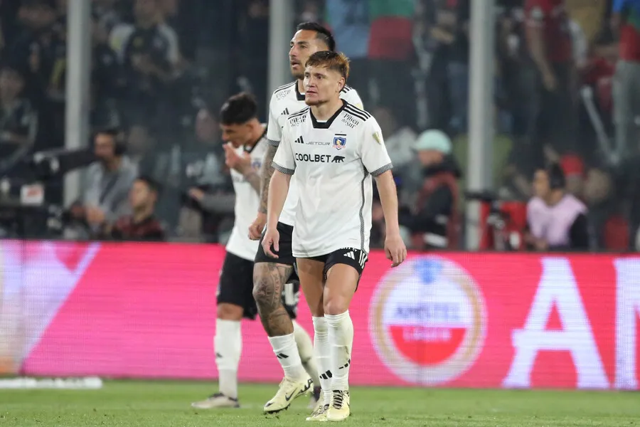 Gil celebró con los hinchas el triunfo albo. | Foto: Photosport