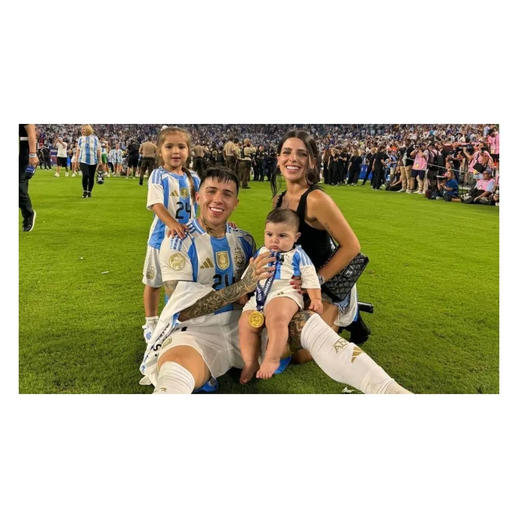 Enzo celebrando la Copa del Mundo en Qatar junto a su familia (Archivo)