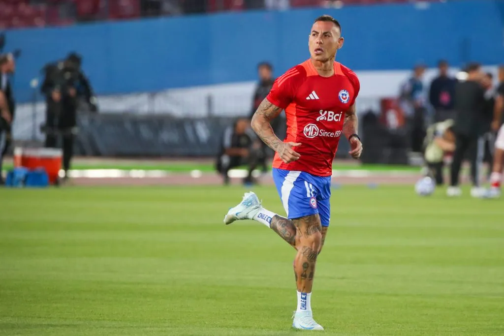 Miguel Ángel Neira le recomienda a Eduardo Vargas seguir en el fútbol exterior. (Foto: Photosport)