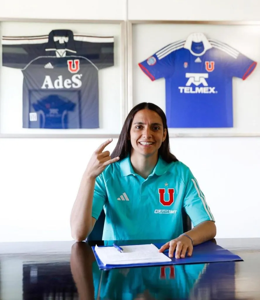 Zamora una vez firmada su renovación con la U (Prensa UCH)