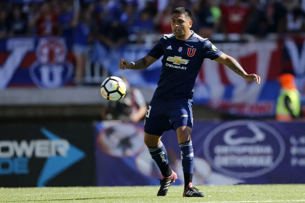 Jara vistiendo la camiseta del Romántico Viajero | FOTO: Andres Pina/Photosport