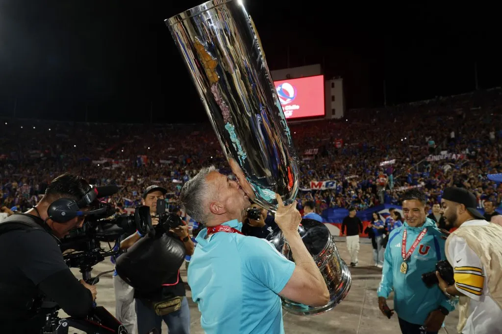 Álvarez levantó su primer título al mando de la U | FOTO: Andres Pina/Photosport