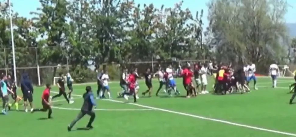 La gresca que se formó en el fútbol joven | Foto: Captura
