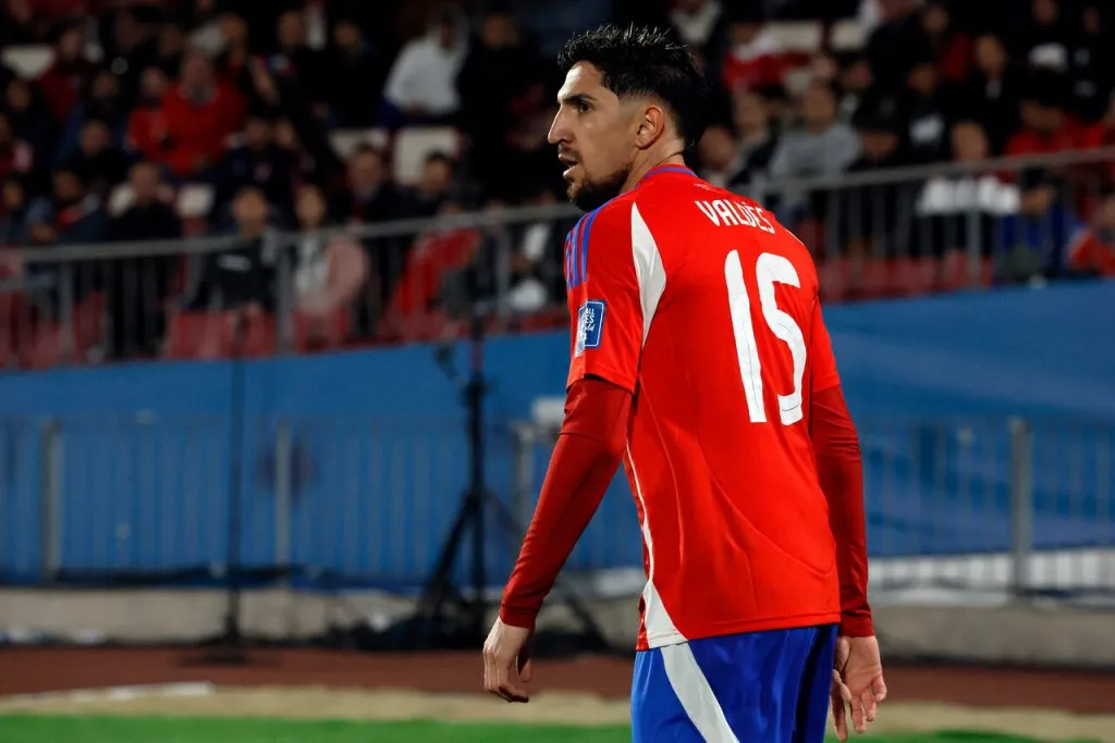 Diego Valdés seduce a Jorge Almirón. | Foto: Photosport