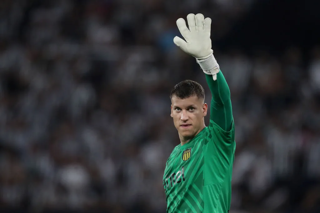 Aguerre defendiendo a Peñarol. | Foto: Getty Images