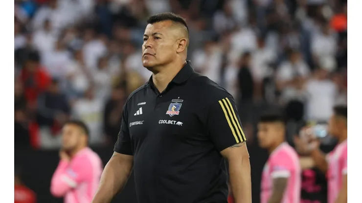 Almirón y Colo Colo siguen buscando nombres para reforzar al plantel albo