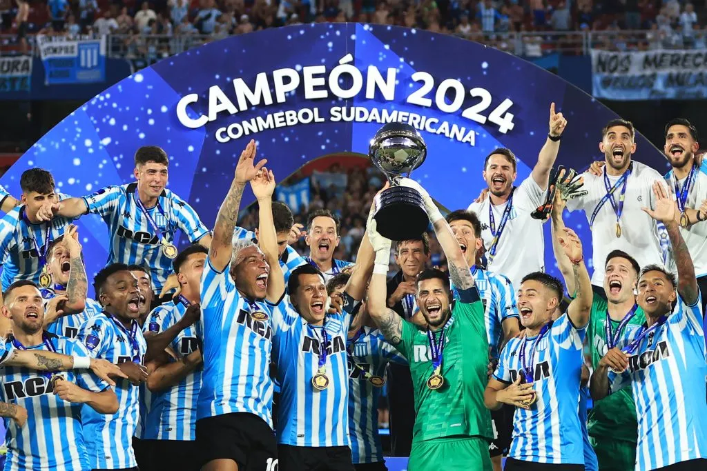 Arias levantando la Copa Sudamericana con Racing | Foto: Getty Images