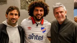 Maximiliano Falcón lució la camiseta de Nacional junto a los dirigentes del Bolso.