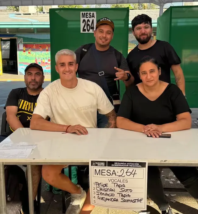Ignacio Tapia ejerció su rol de vocal de mesa. El defensor de Universidad de Chile cumplió con su deber cívico.