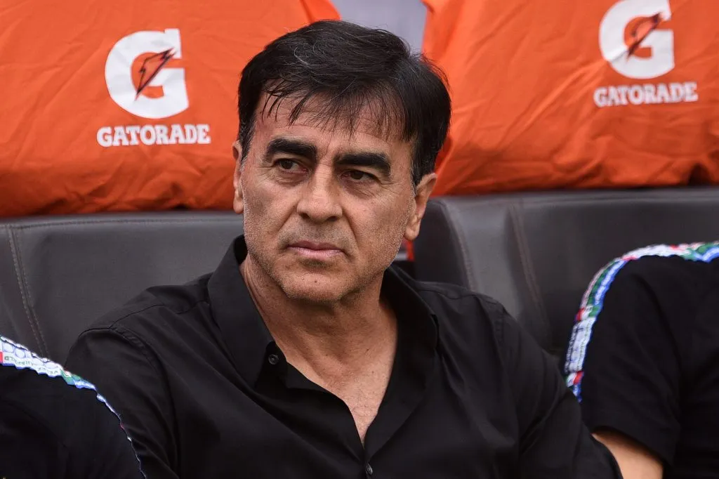 Gustavo Quinteros no volverá a Colo Colo. Los albos deben seguir buscando un DT para la recta final de 2025. (Créditos: Photosport)