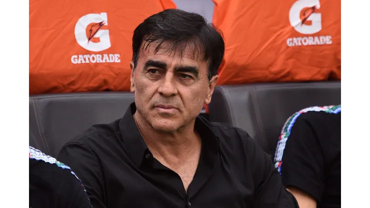 Gustavo Quinteros no volverá a Colo Colo. Los albos deben seguir buscando un DT para la recta final de 2025. (Créditos: Photosport)