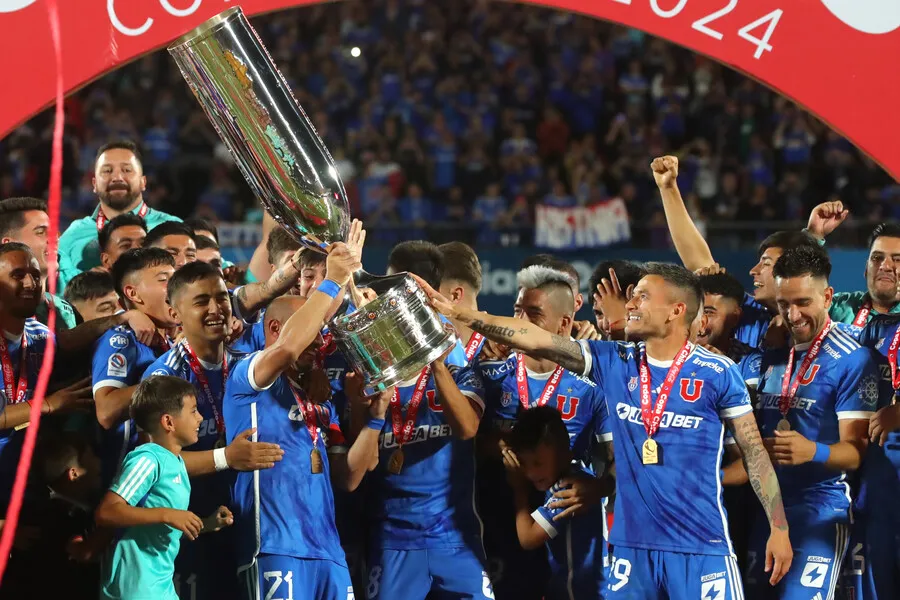 Los azules celebrando el título de la Copa Chile (Photosport)