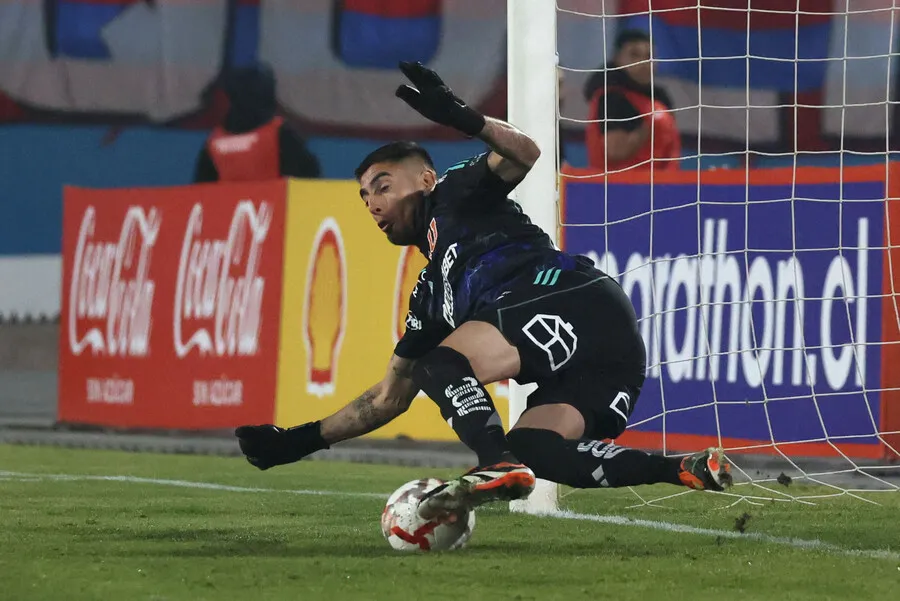 Castellón le tapa el penal a Campos López y perfilaba a la U a la siguiente fase (Photosport)