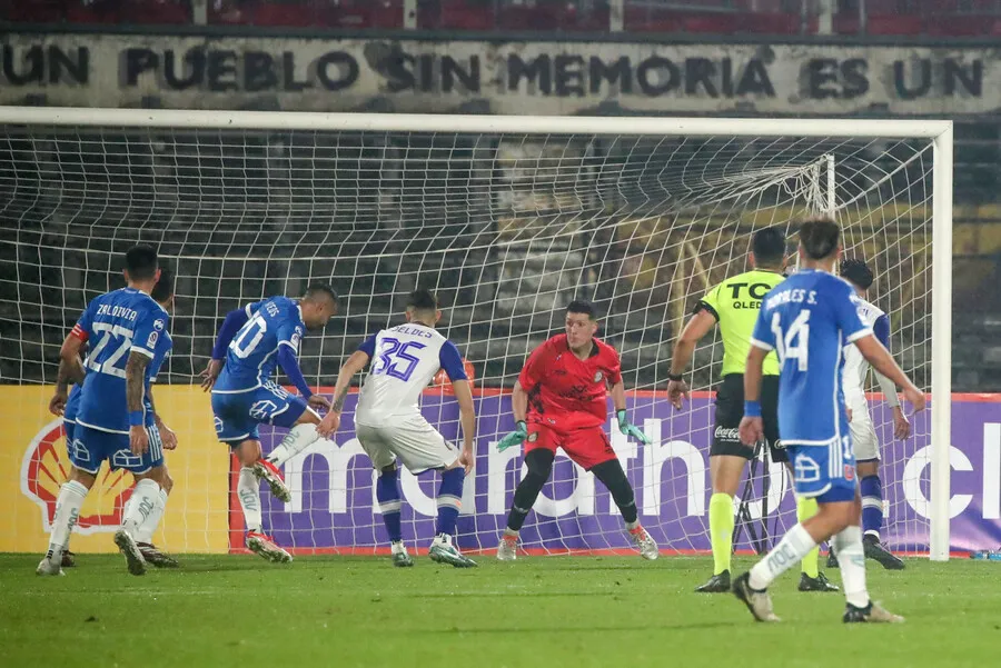 Federico Mateos, anotando el primer gol de la U en la Copa Chile (Photosport)