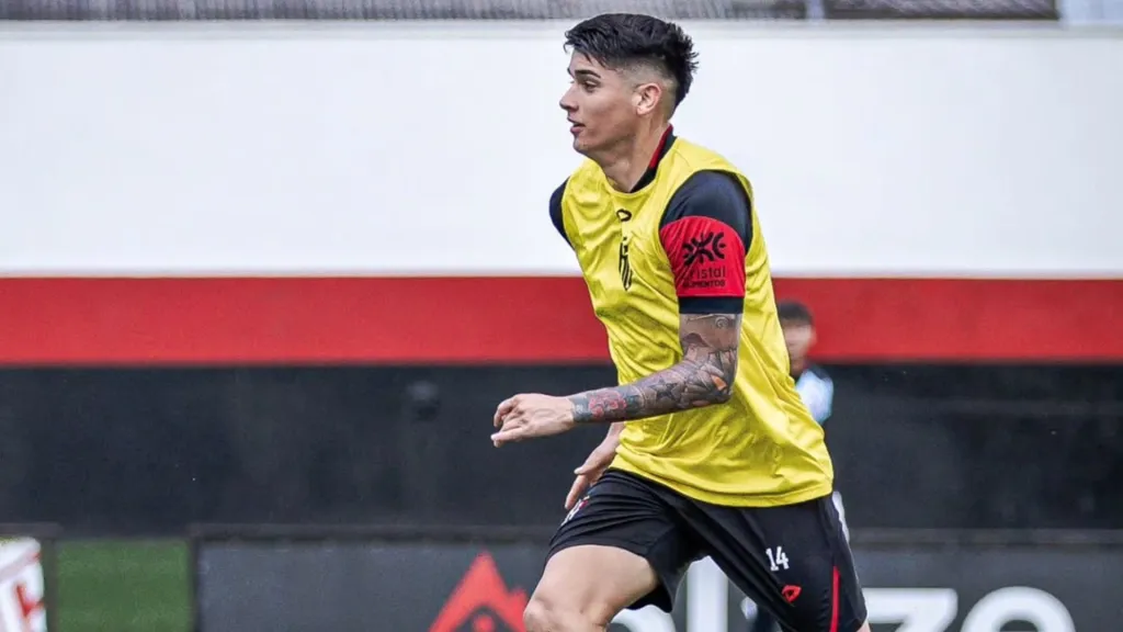 Ángelo Araos prepara su retorno a las canchas. Supero su corte de ligamentos en la rodilla derecha.