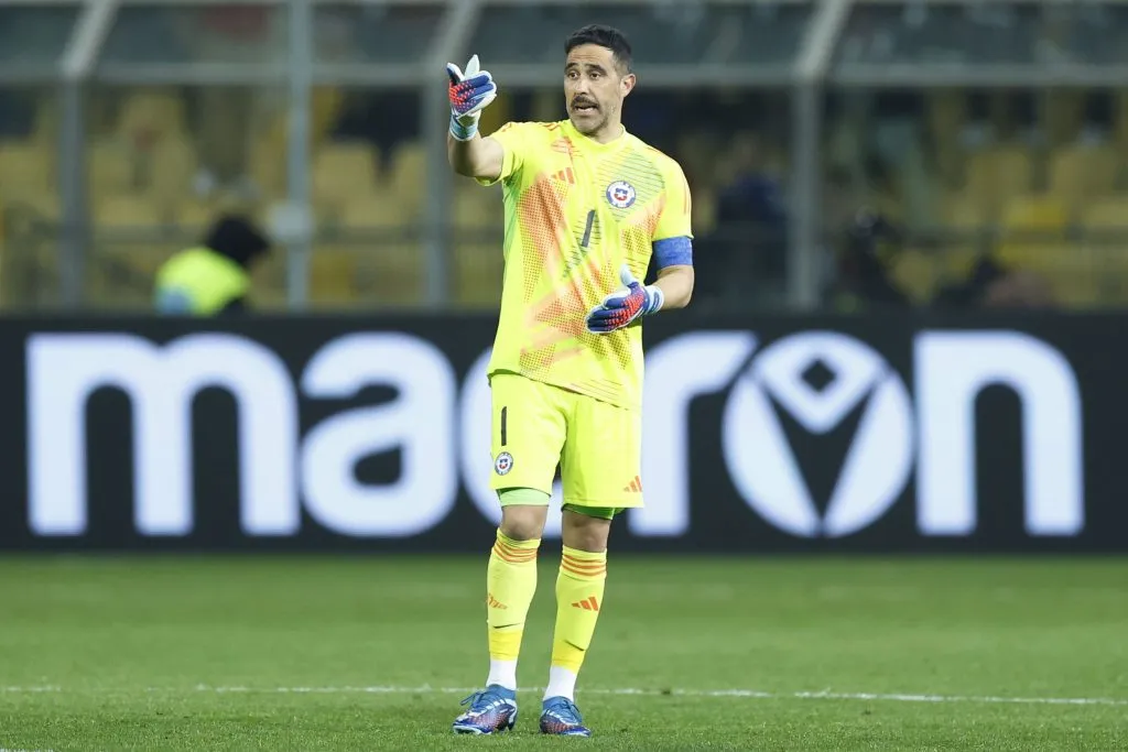 Alejandro Hisis se inclina por Claudio Bravo para que reemplace a Brayan Cortés en Colo Colo. (Foto: Matteo Ciambelli/Photosport)
