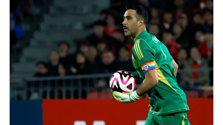 Claudio Bravo aclara la situación sobre una posible vuelta al fútbol. (Foto: Photosport)
