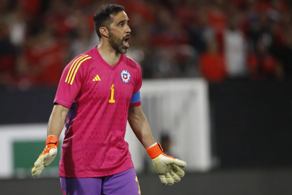 Claudio Bravo podría salir del retiro para volver a Colo Colo. (Foto: Photosport)