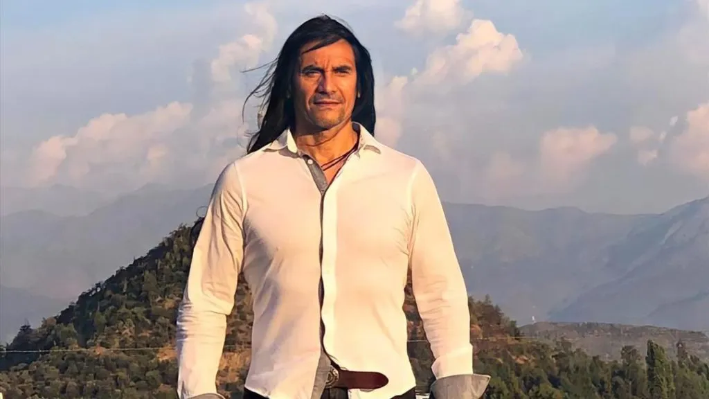 Gabriel Mendoza encara a Óscar Ruggeri.