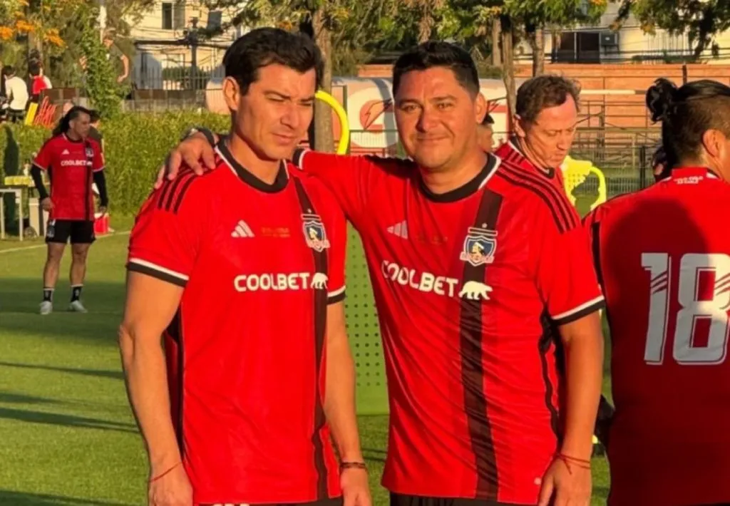 Manuel Neira junto a David Henríquez en el entrenamiento de Colo Colo para el Duelo de Leyendas.