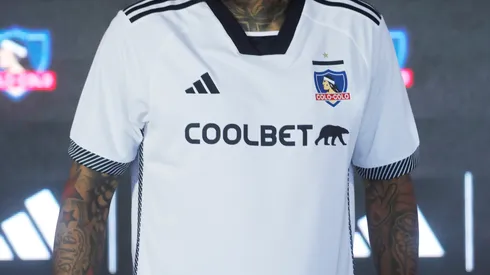 Conocido actor se puso la camiseta de Colo Colo previo a segunda temporada de serie. (Foto: Photosport)